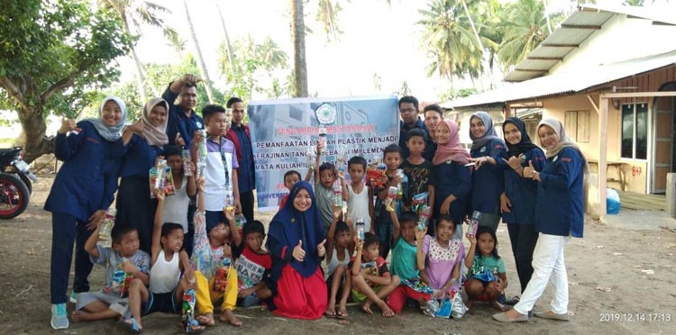 Mahasiswa Fakultas Ilmu Sosial Dan Ilmu Politik UMSB Memanfaatkankan Limbah Plastik Menjadi Kerajinan Tangan